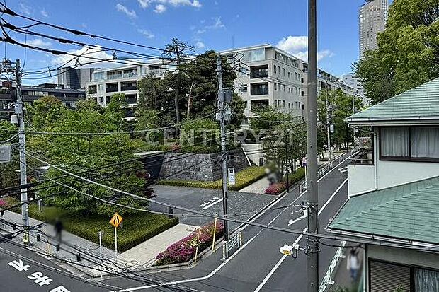 建物外観（2024.4撮影）／東横線「代官山」駅へ徒歩約9分、山手線「渋谷」駅へ徒歩約10分の利便性高い立地、周辺は交通量も少なく落ち着いた住環境です。（画像はF号棟側より撮影、C号棟ではありません）