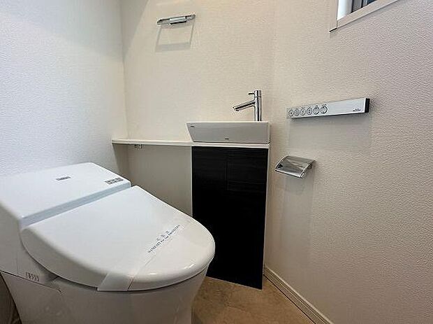 トイレ／スタイリッシュでお手入れが便利なタンクレストイレ、手洗いカウンター付きです。