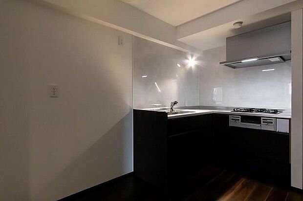 システムキッチン（空室時に撮影した写真です）／調理に便利なL字型のシステムキッチン、壁付けキッチンでお部屋をすっきりとお使いいただけます