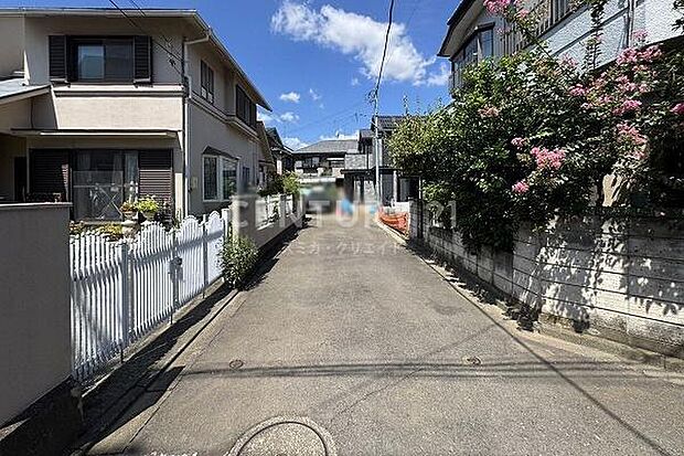 前面道路（→北西方向へ撮影）／ひばりが丘北口商店街へ徒歩約1分、オリンピックひばりヶ丘店がすぐ近くにあり毎日のお買い物にも便利です！