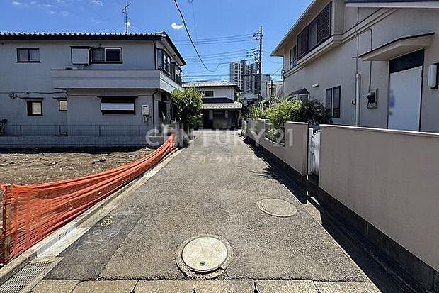 前面道路（→南東方向へ撮影）／通りから少し入った位置のため、落ち着いた住環境です。