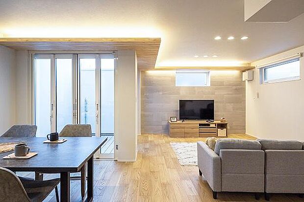 リビングダイニングルーム／建物堂々完成、柔らかな陽の光が入る明るいリビングダイニングルームです。リビング南側にはウッドデッキバルコニーが続き空間に広がりをもたらします。