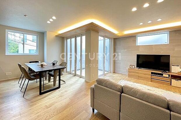 リビングダイニングルーム／リビングからフラットにつながるウッドデッキバルコニー付き、空間に広がりをもたらします。