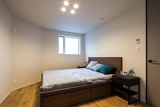 ベッドルーム／お好みのインテリアを楽しめるシンプルで上質な内装デザインです。