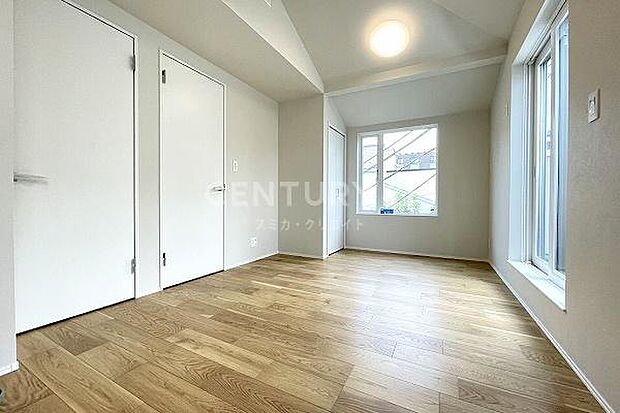 3階ベッドルーム／ドアを2ヶ所設置、ご家族のライフスタイルスタイルに合わせて2部屋に分けることで4LDKとしてもお使いいただけます。