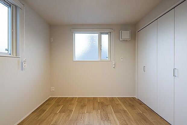 3階ベッドルーム／家具の配置がしやすいすっきりとした間取りです。