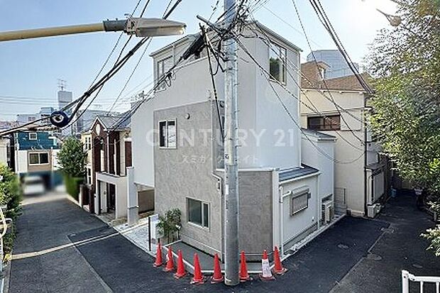 建物外観（2025.9撮影）／角地につき開放感のある立地、採光・通風良好です！建物は9月9日よりご内覧可能、事前ご予約受付中です！