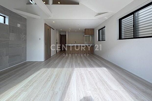 リビングダイニングルーム／お気に入りのインテリアを楽しめるシンプルな内装デザインです。リビング一部が勾配天井になっており開放感があります！