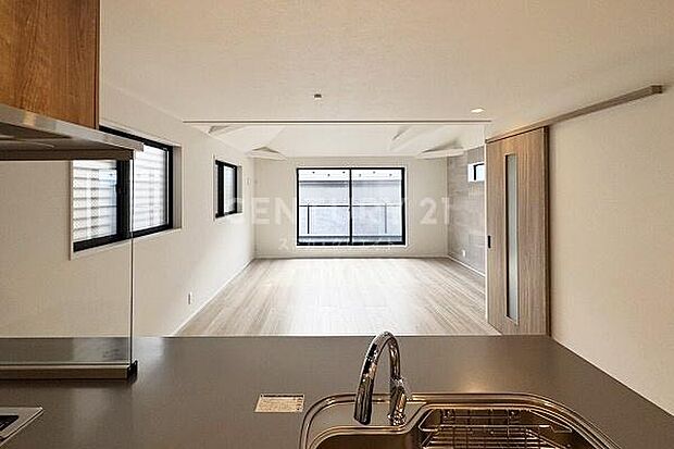 リビングダイニングルーム／南東向きバルコニー付き、柔らかな陽の光が入る明るいお部屋です。