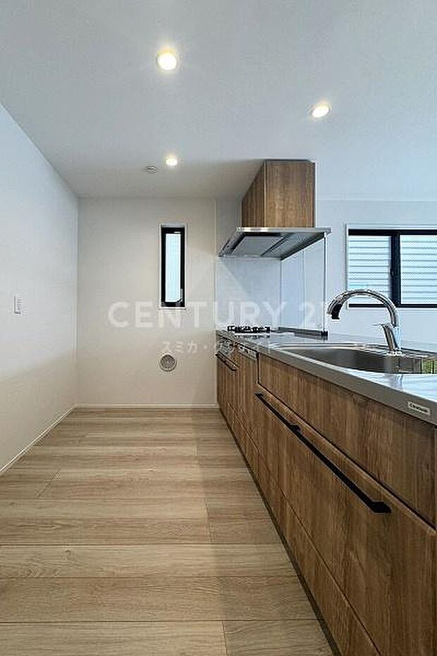 システムキッチン／調理しながらリビングを見渡せる対面式のシステムキッチンです