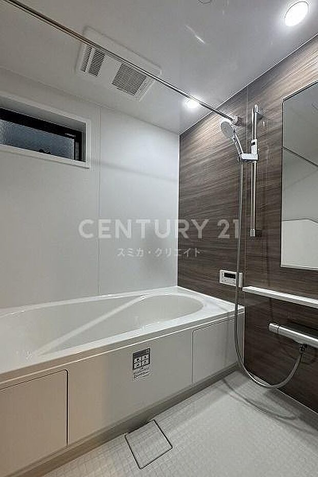 窓付きのバスルーム、ゆったりとした空間で一日の疲れを癒すバスタイムをお過ごしください。