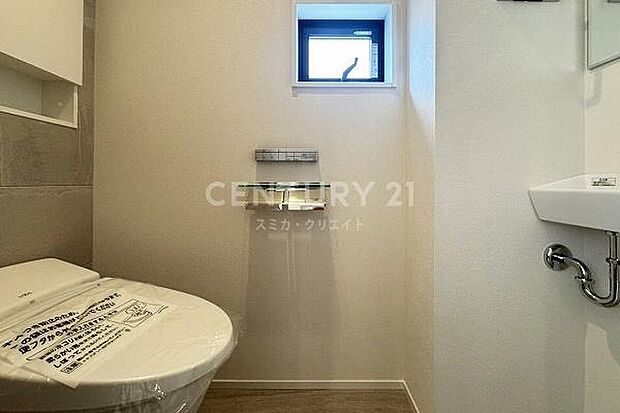 2階トイレ／お手入れのしやすいタンクレストイレ、便利な手洗いカウンター付きです