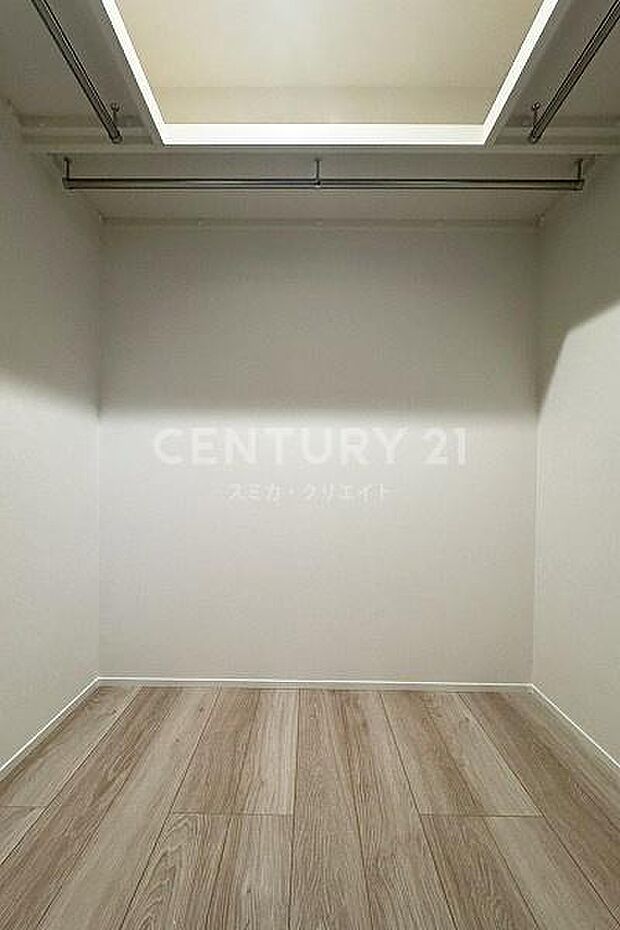 ウォークインクローゼット／コの字型に枕棚＋ハンガーパイプが廻らされた大型ウォークインクローゼットです。