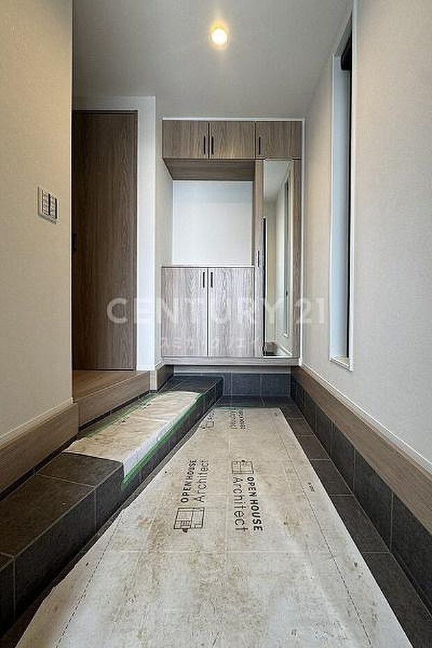 玄関ホール／広々とした玄関ホール、ご家族で外出準備する際にも十分なスペースが確保されています。?