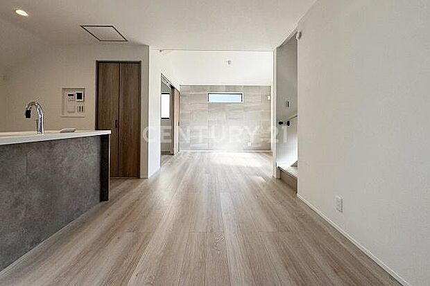 リビングダイニングルーム／リビング一部が勾配天井になっており開放感があります！