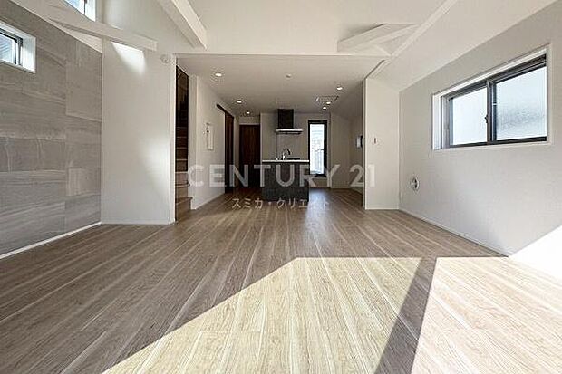 リビングダイニングルーム/お気に入りのインテリアを楽しめるシンプルな内装デザインです。リビング一部が勾配天井になっており開放感があります!