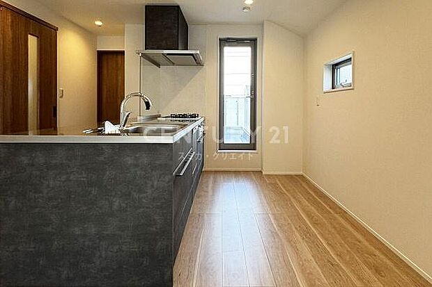 システムキッチン/広々としたスペースが確保され作業のしやすいシステムキッチンです。