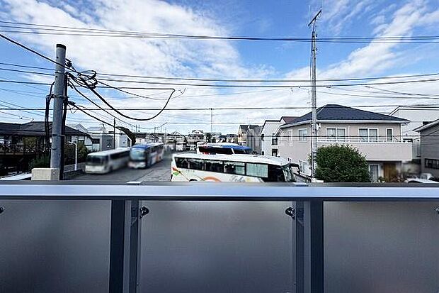 北西側バルコニーからの眺望/前面道路幅員が広く、周囲に高い建物も無いため開放的な眺望が広がります!