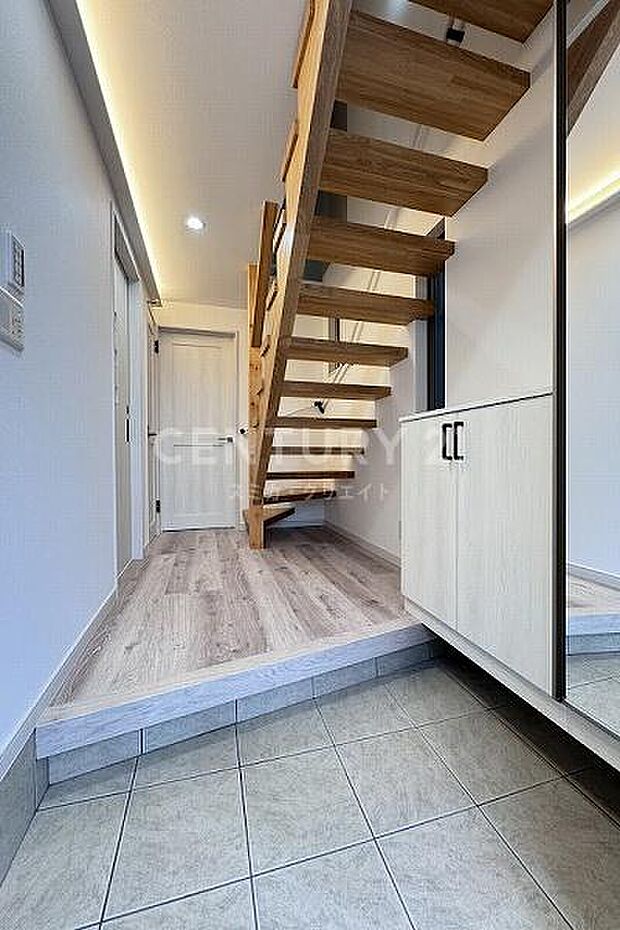 玄関ホール／フロートタイプのシューズボックス付、明るくすっきりとした空間です。