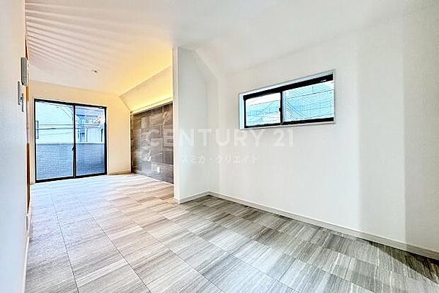 リビングダイニングルーム／自然光をたっぷりと取り込み風通しの良い空間です。