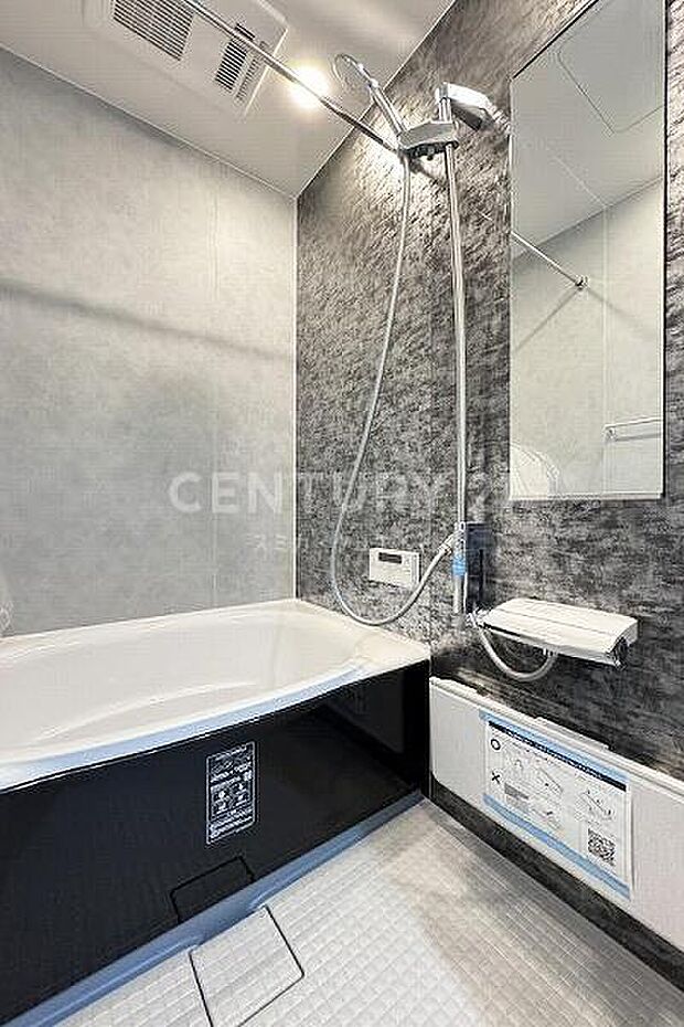 バスルーム／追い焚き機能・浴室換気乾燥機付きです。一日の疲れを癒すバスタイムをお過ごしください。