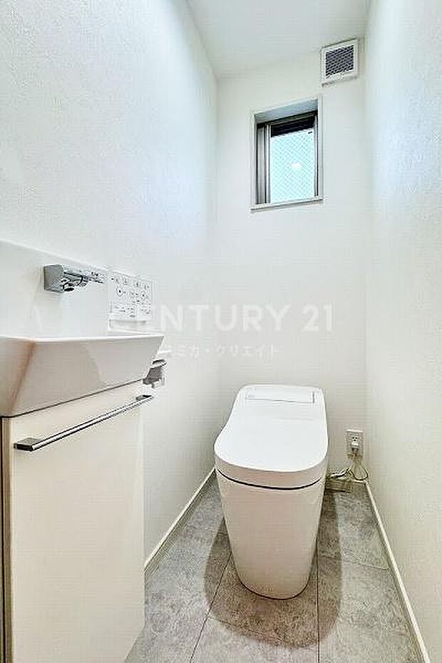 トイレ／スタイリッシュでお手入れのしやすいタンクレストイレ、温水洗浄機能付、手洗いカウンター付