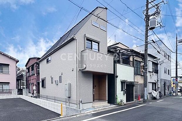 建物外観（2025.11撮影）／駅から平坦な道のりです。