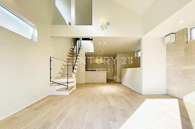 リビングダイニングルーム／全館空調システムにより一年中心地よい住空間を実現、お気に入りのインテリアを楽しめるシンプルで上質な内装デザインです。