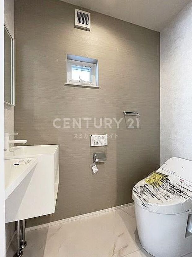 2階トイレ／スタイリッシュでお手入れしやすいタンクレストイレ、手洗いカウンター付きです。