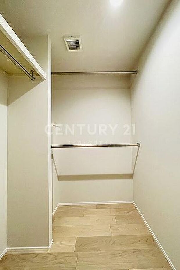 ウォークインクローゼット／L字型にハンガーパイプが廻らされた大容量のウォークインクローゼットです。