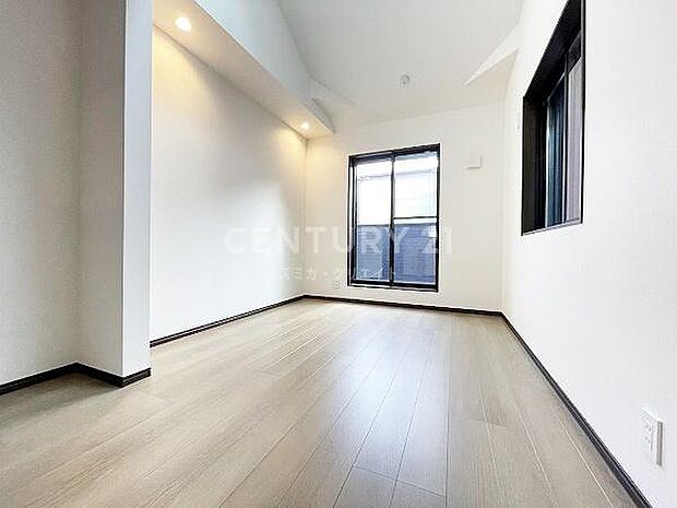 リビングダイニングルーム/南向き、柔らかな陽の光が入る明るい空間です。