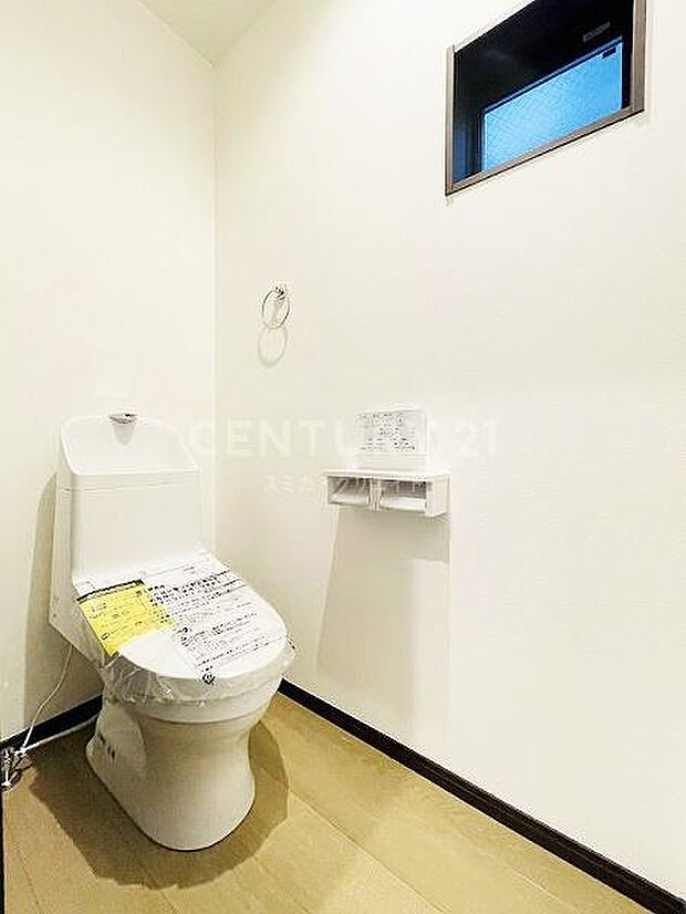 トイレ/小窓付きで換気時にも便利です。