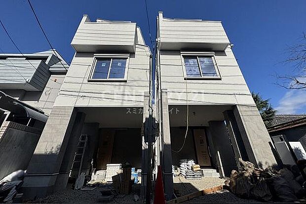 建物外観(2025.12撮影)/各棟駐車スペースにはEV用コンセント付き、玄関前には宅配ボックスが設置され不在時の荷物受け取りに便利です。