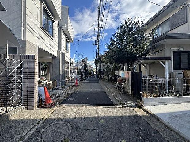 前面道路(→東方向へ撮影)/南道路に面し採光良好、現地周辺は交通量も少なく落ち着いた住環境となっております。
