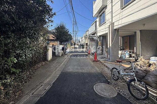 前面道路(→西方向へ撮影)/区立大岡山小学校へ徒歩約5分、お子様の通学にも安心です。