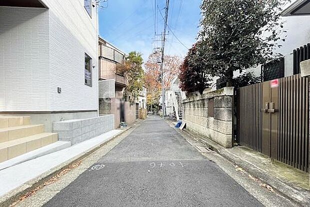 前面道路（→東方向へ撮影）