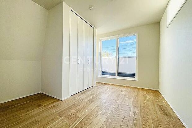 3階ベッドルーム 約5.5帖/南側バルコニーに面しており採光良好です!