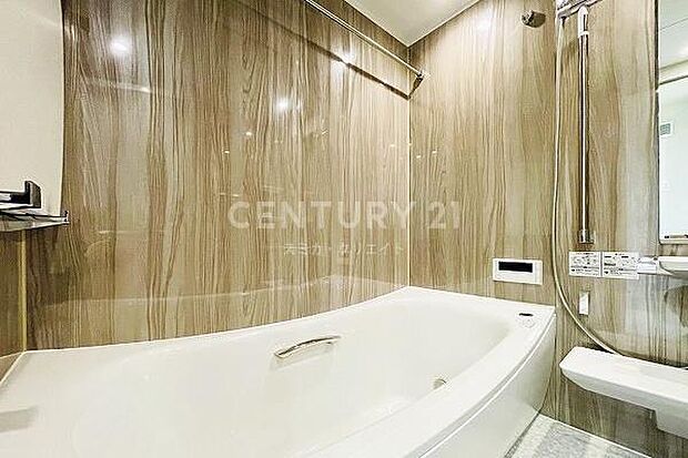 バスルーム/お湯が冷めにくい魔法びん浴槽、冬でもひんやりとせず心地よい温度が保たれている柔らかくあたたかなほっカラリ床を採用。一日の疲れを癒すゆったりとしたバスタイムをお過ごしください。