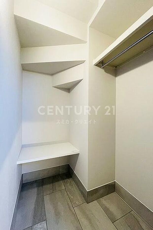 湿気のこもりにくいオープンタイプのシュークローゼット、パイプハンガーが設置されており上着などを掛けておくこともできます。
