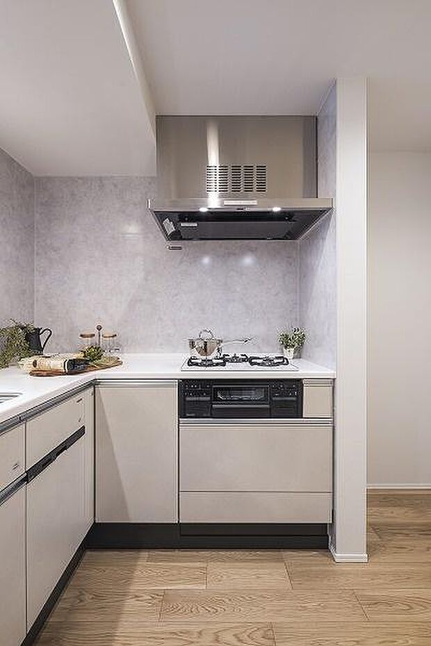 システムキッチン／動線が短く効率的なＬ字型のキッチン、毎日の家事負担を軽減する食器洗浄乾燥機付きです。