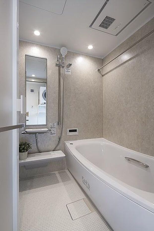 バスルーム／お湯が冷めにくい魔法びん浴槽、冬でもひんやりとせず心地よい温度が保たれている柔らかくあたたかなほっカラリ床を採用。一日の疲れを癒すゆったりとしたバスタイムをお過ごしください。