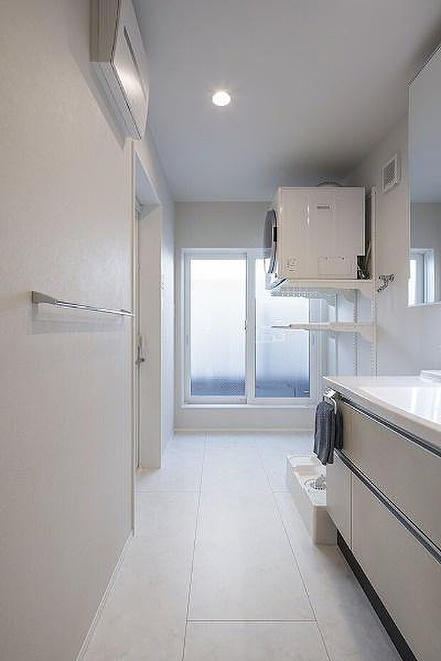 洗面化粧台／お手入れ便利なボウル一体型の洗面化粧台、収納スペースも豊富で嵩張る小物類や日用品のストックもすっきりと収納できます。