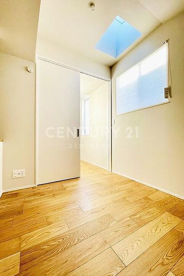 3階洋室 約4.6帖／トップライト付き。お部屋に明るさをもたらします。