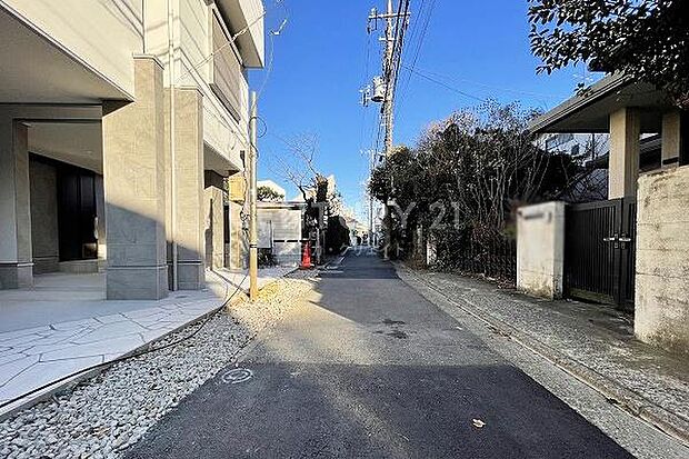 前面道路（→東方向へ撮影）／前面道路は交通量も少なく落ち着いた住環境です。
