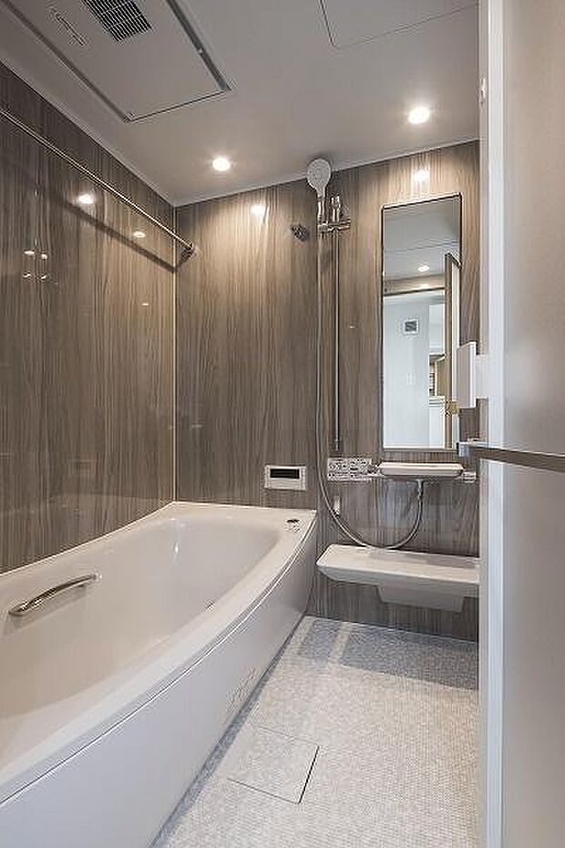 バスルーム／お湯が冷めにくい魔法びん浴槽、冬でもひんやりとせず心地よい温度が保たれている柔らかくあたたかなほっカラリ床を採用。一日の疲れを癒すゆったりとしたバスタイムをお過ごしください。