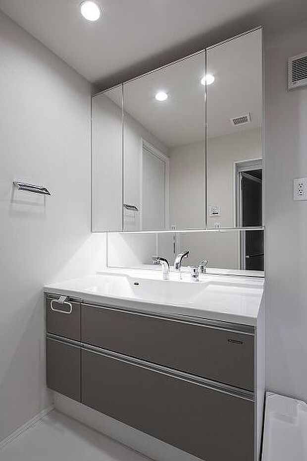 洗面化粧台／お手入れ便利なボウル一体型の洗面化粧台、収納スペースも豊富で嵩張る小物類や日用品のストックもすっきりと収納できます。