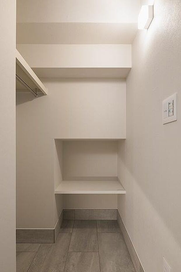 湿気のこもりにくいオープンタイプのシュークローゼット、パイプハンガーが設置されており上着などを掛けておくこともできます。