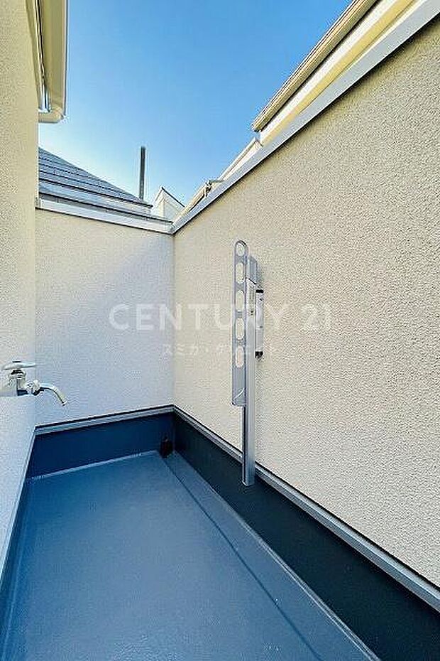 2階バルコニー/洗面化粧室から続くバルコニー、スロップシンク付きです。