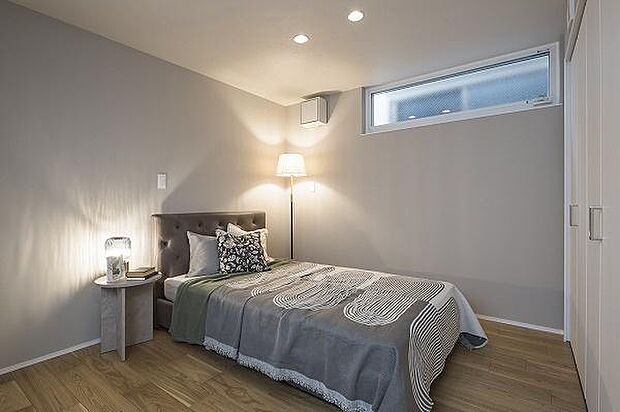 1階洋室 約7.1帖/広々としたお部屋です。お気に入りのインテリアを楽しめるシンプルで上質な内装デザインです。