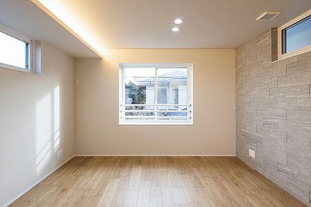 リビングスペース/南向きにつき採光良好!柔らかな陽の光がたっぷりと入る明るい住空間です。